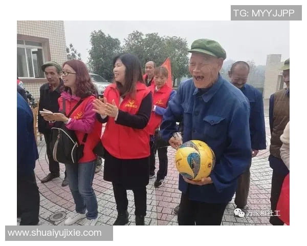 圣诞老人足球比赛欢聚一堂快乐传递温暖与友谊的节日盛宴